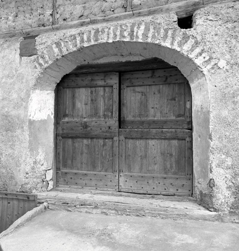 Le Rosier. Ferme parcelle 255. Façade nord. Porte charretière de la grange. Le battant droit est en deux parties.