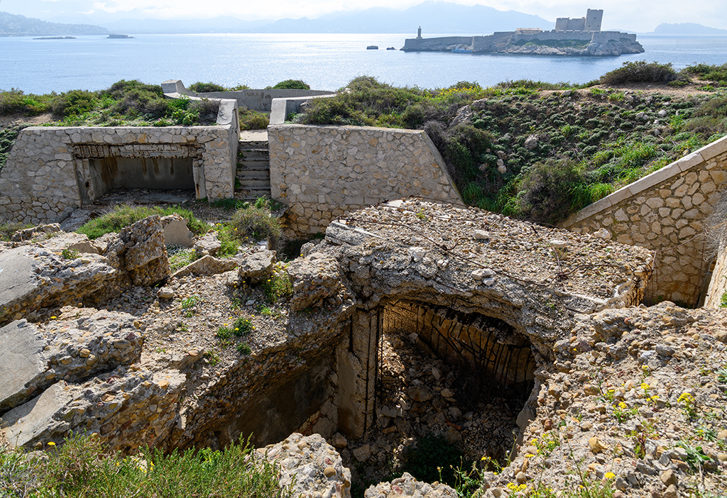 Rue intérieure encaissée, partie Est, accès à la cuve d'une des pièces de 75mm de 1927 du côté sud, vue du dessus de la niche du monte-charge de 1890