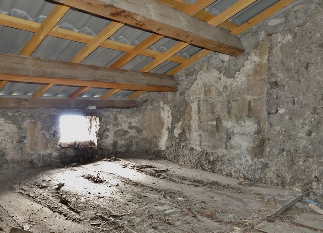 Partie est. Etage de comble, séchoir-pigeonnier. Angle sud-ouest, ancien emplacement du pigeonnier.
