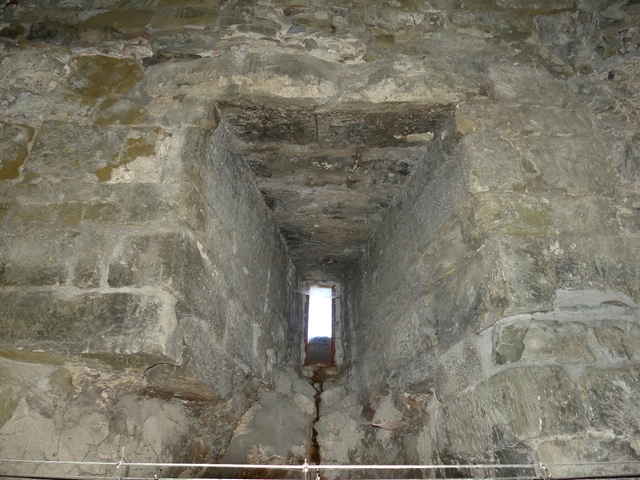 Premier étage, mur sud. Embrasure de la fente de jour ouest.