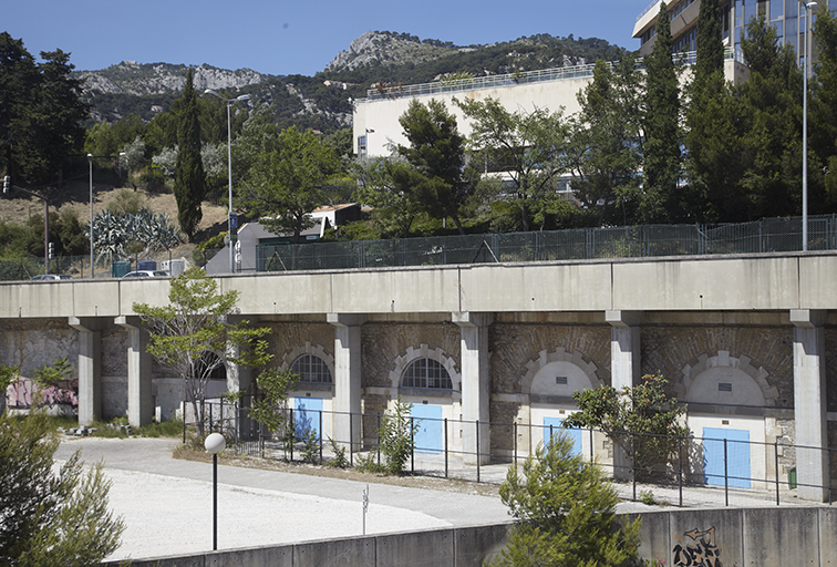 Ensemble des casemates dans le mur de cloture formant soutènement de la rue du rempart.