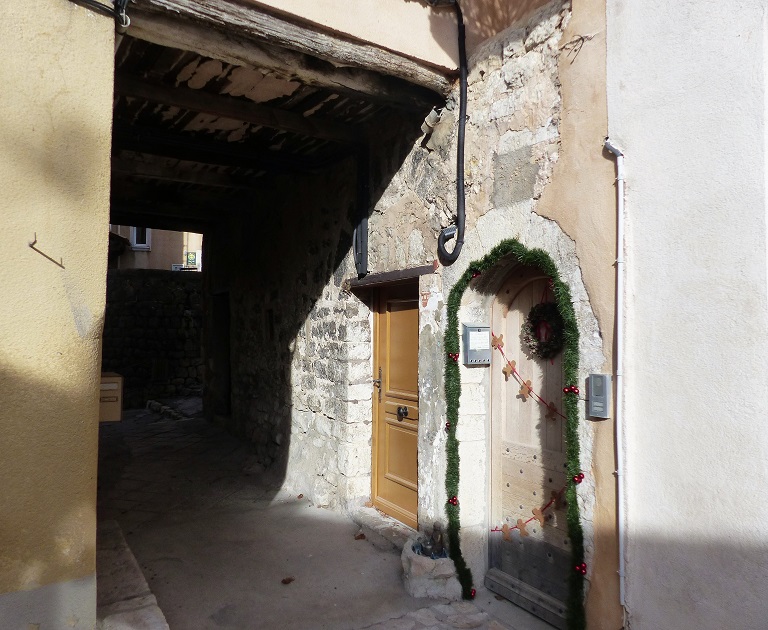 Maison (2023 B 540). Passage couvert.