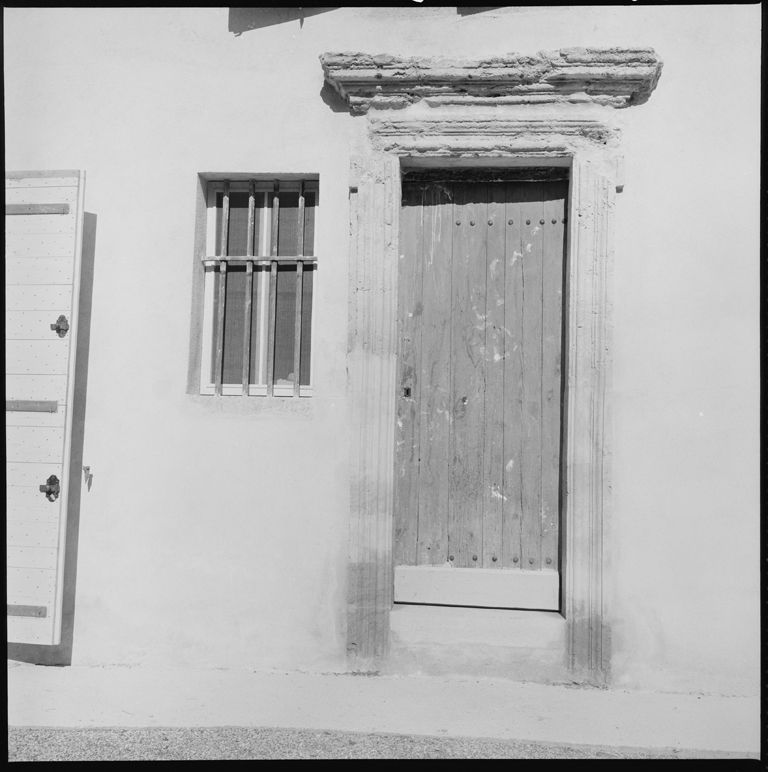 Aile ouest. Façade sur cour. Porte à crossettes.