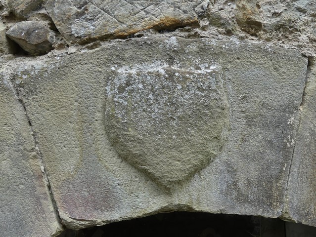 Elévation ouest, premier niveau. Portail de la cour, écusson sculpté en relief.