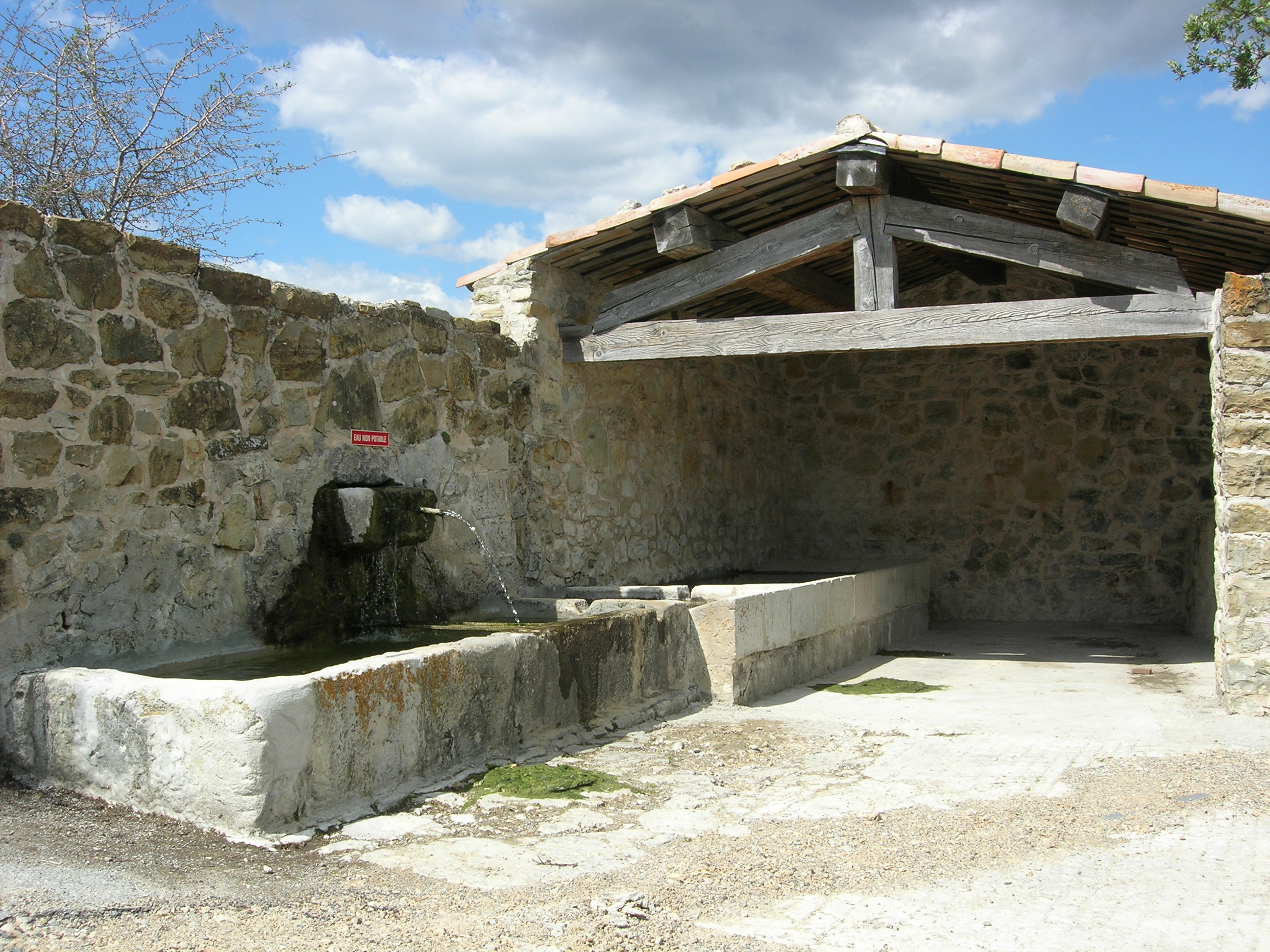 Fontaine-lavoir couvert du plus haut village