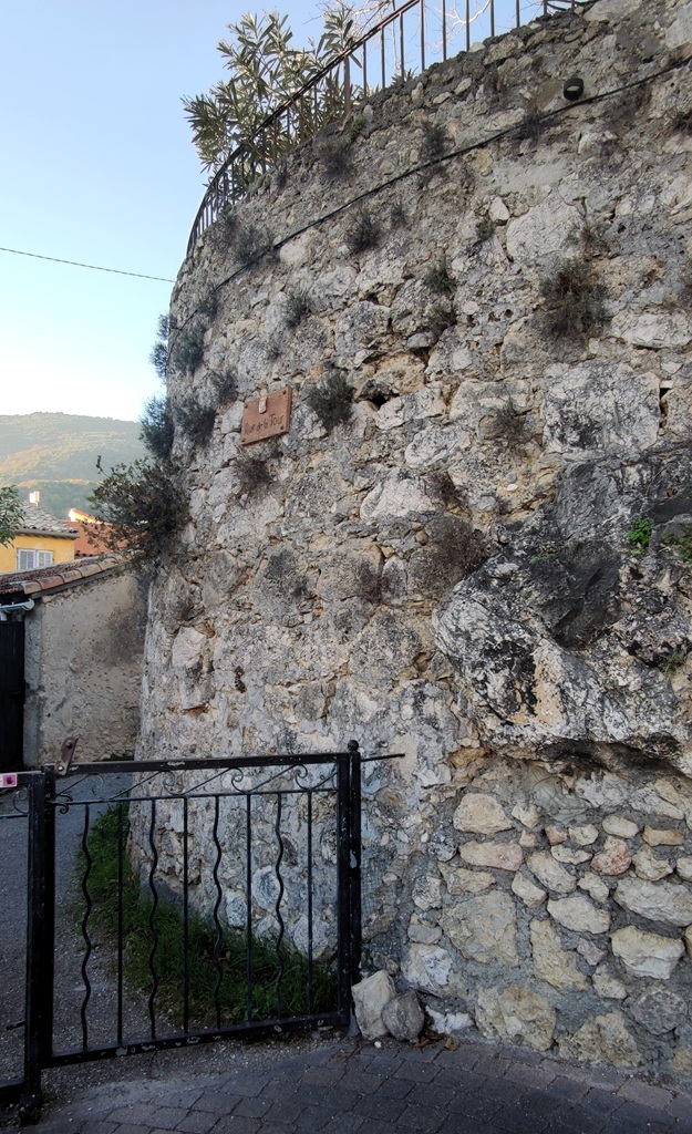 Château, tour sud-ouest arrasée (1833 B 154, 2025 B 107). 