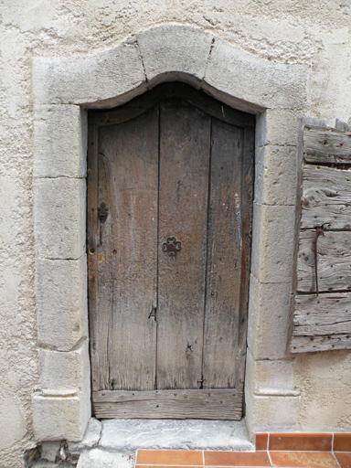 Champ d'Ameille, parcelle 125A2 215. Porte de logis avec encadrement en en pierre de taille calcaire.