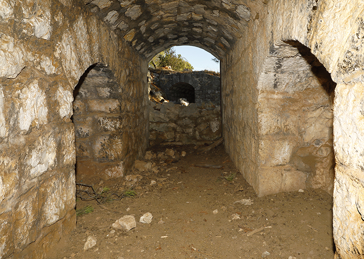 batterie, détail de l'intérieur d'un segment de galerie casematée reliant deux plates-formes, avec niches latérales