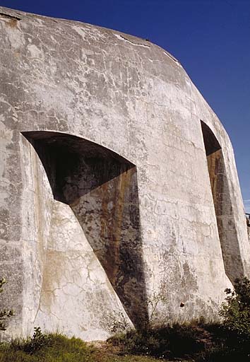 Caponnière simple de gauche (saillant 2). Créneaux de fusillade du mur de tête.