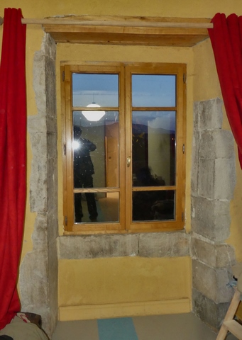 Bâtiment du logis. Etage, chambre nord-ouest. Mur ouest, embrasure de l'ancienne baie à croisée.