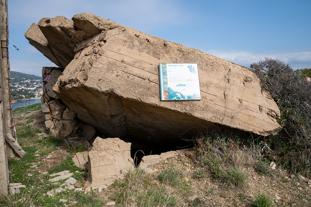 Ruines disloquées de la superstructure apparente du poste de direction de tir allemand de 1943