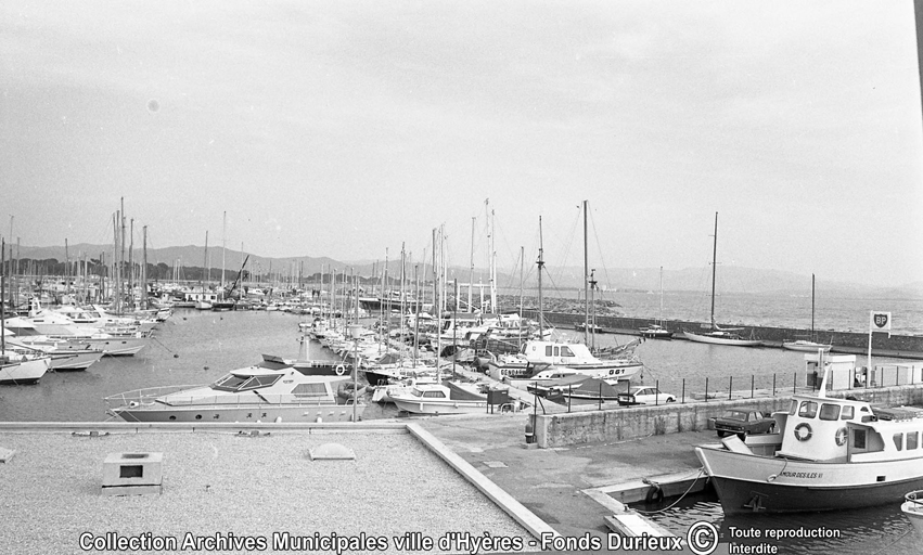 port Saint-Pierre dit port principal d'Hyères, Vue sur le premier bassin du port  Saint-Pierre. (IVR93_20158300215NUC1A) - Inventaire Général du Patrimoine  Culturel