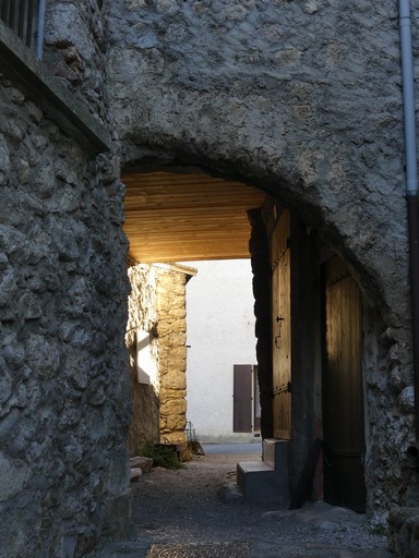 Passage couvert bâti, androne du Mauriou au bourg de Ribiers.