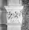 ensemble de 2 chapiteaux : Les saintes femmes au Sépulcre, Le Christ ressuscitant la fille de Jaïre