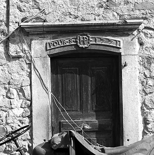 Saint-Michel-de-Chaillol, la Villette : ferme. La porte du logis datée de 1771.