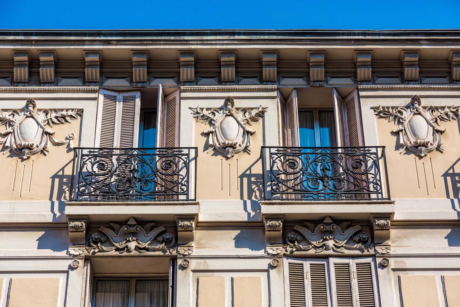 immeubles devenus un hôtel de voyageurs sous le nom de Pension Busby puis Hôtel Busby