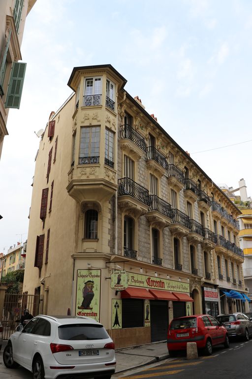 immeubles en série (série de 3) devenus ensuite hôtels de voyageurs sous le nom de Maison Ribeyre et de Touring hôtel, actuellement redevenus immeubles