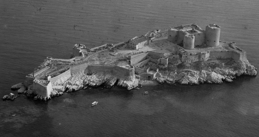 [vue aérienne oblique du château d'If prises du nord, 1947.