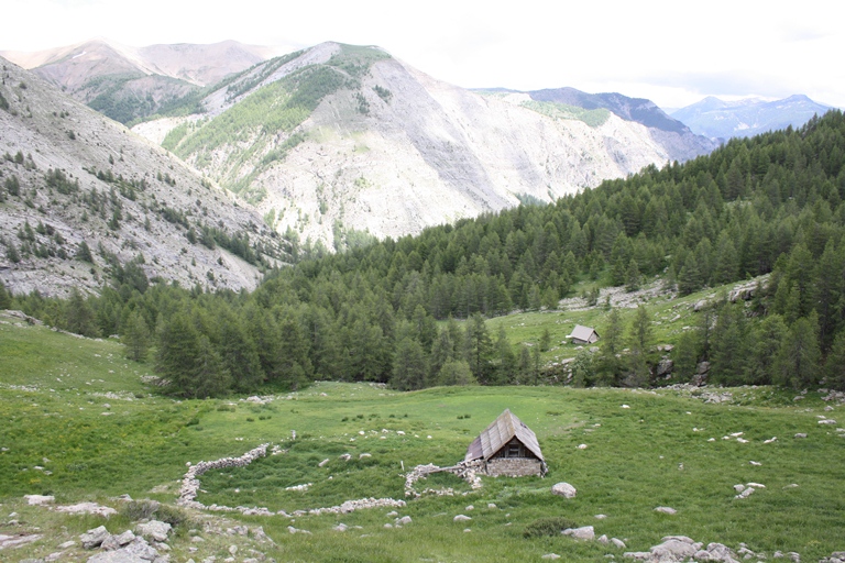 L'ancienne cabane de Sangraure (B 934) de type IIIa1. A l'arrière-plan, la nouvelle cabane.