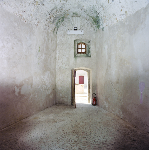 Une des chambres voûtées ou casemates radiantes de l'avant-corps : issue en direction de la cour.