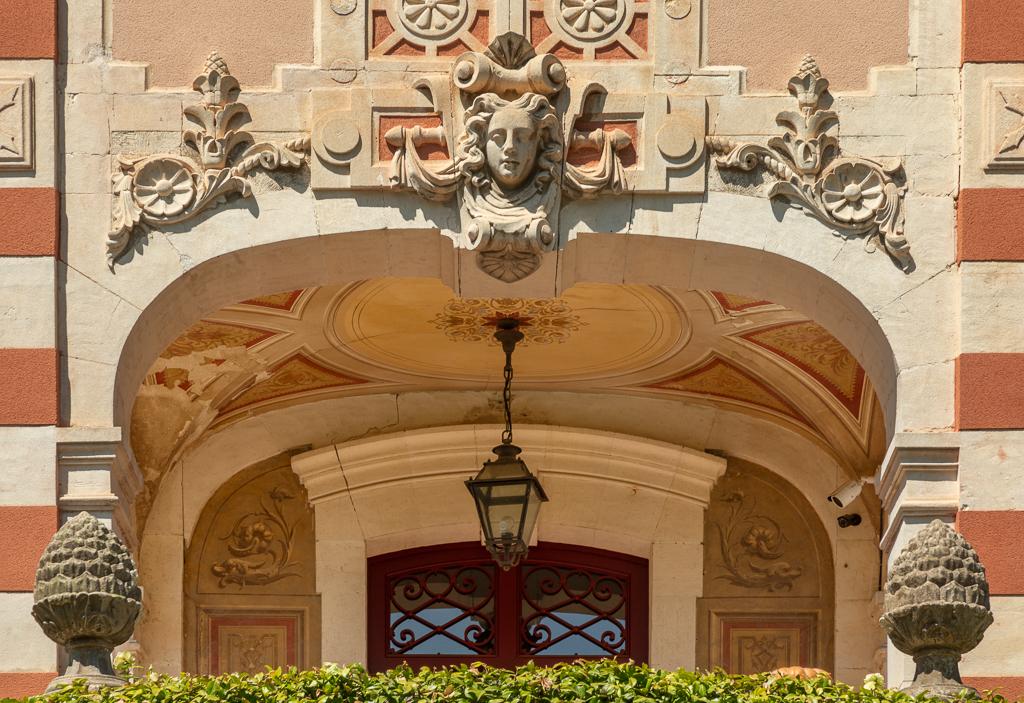 Façade sud : avant-corps central, porche d'entrée. 