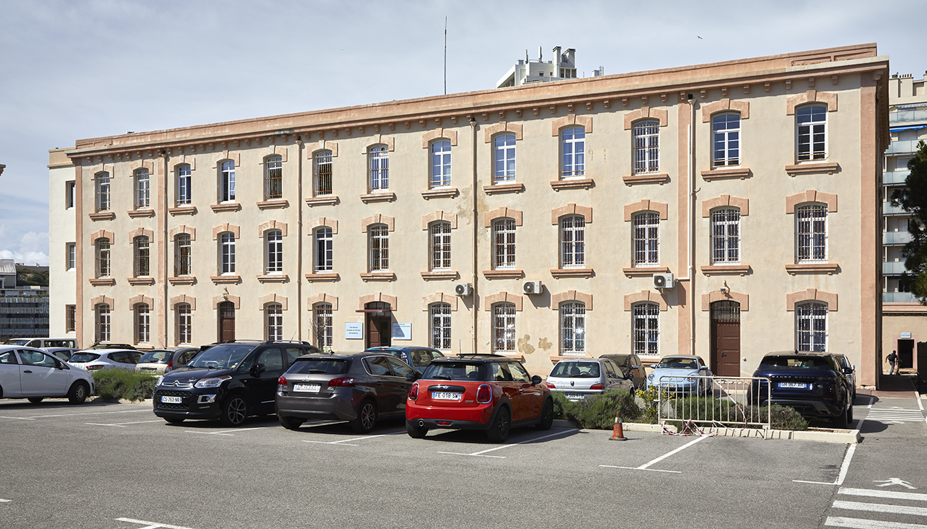 Façade sur cour d'un des bâtiments de casernement du côté de l'entrée.