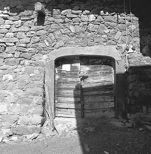 Porte d'écurie. Linteau daté 1849.