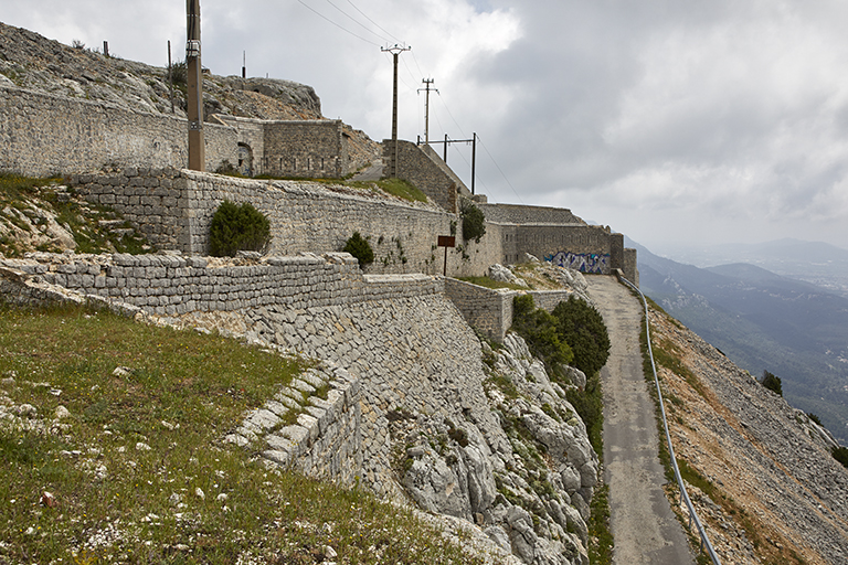 Le Revest-les-Eaux. Ouvrage Est du Mont Caume.