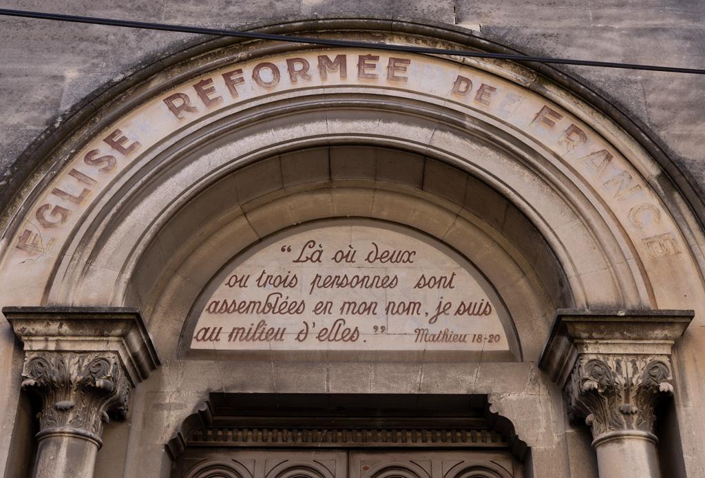 Portail sur la rue André Autheman : détail des inscriptions peintes.