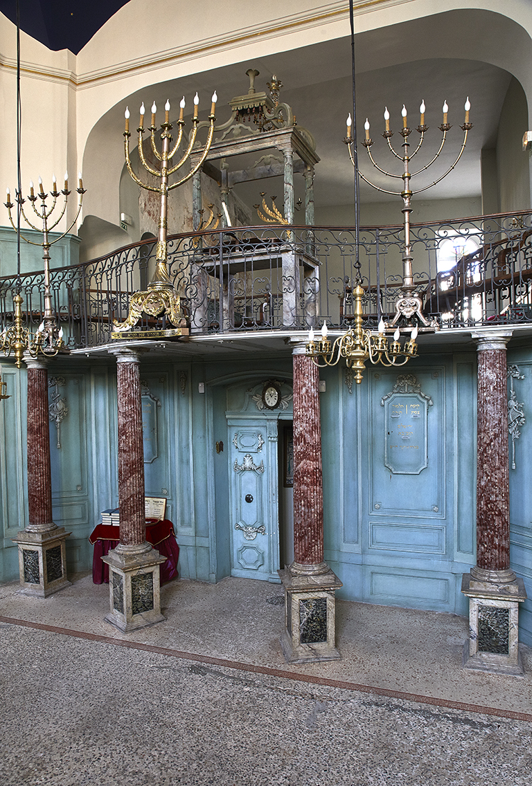 Salle de prière. Vue de l'entrée, surmontée de la tribune ouest.