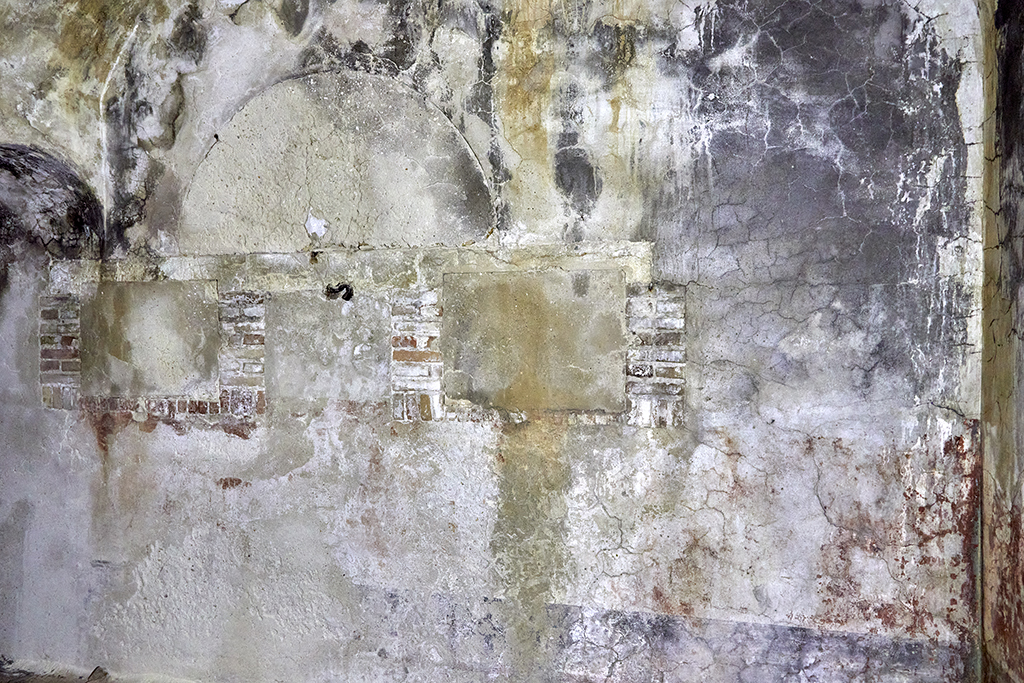 Corps de garde, intérieur d'une casemate, baie à trois créneaux murée