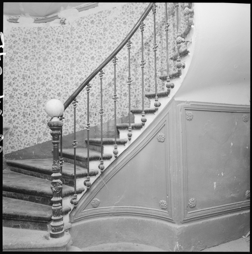 Cage d'escalier, mur d'échiffre.
