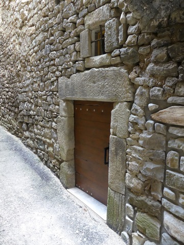Elévation sud, premier niveau. Porte du cellier et porte murée.