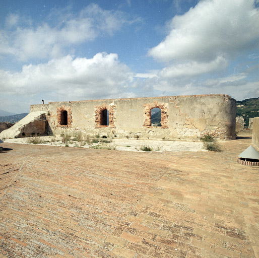Le parapet d'artillerie nord du fort et ses embrasures couvertes, vus de la plate-forme.