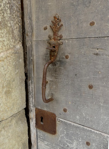 Elévation ouest, premier niveau. Porte du logis, détail de la menuiserie.