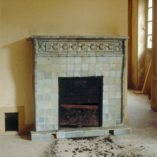 Premier étage. Chambre Aa. Cheminée.