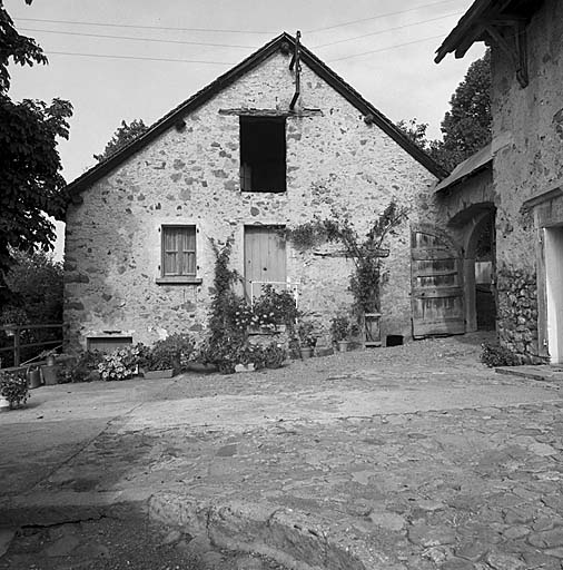 Le bâtiment est. Vue prise de la cour.