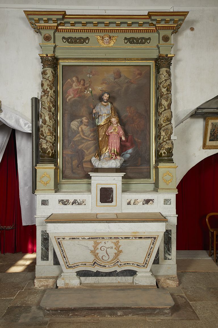 Ensemble de l'autel secondaire de saint Joseph : degré d'autel, autel secondaire, faux tabernacle, gradin d'autel, retable, tableau d'autel, groupe sculpté