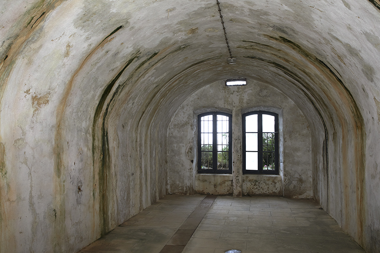 intérieur d'une casemate de casernement du front latéral est