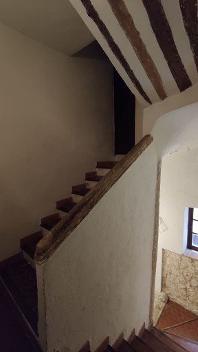 Maison (2022 AY 111). Escalier tournant rampe-sur-rampe en maçonnerie aux marches couvertes de tomettes et aux nez-de-marche en bois. 