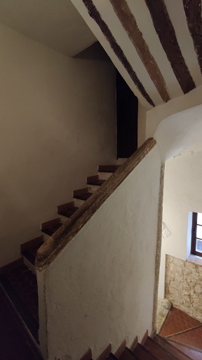 Premier étage carré, partie sud, palier. Vue de l'escalier rampe-sur-rampe menant au deuxième étage carré prise du nord-est. 