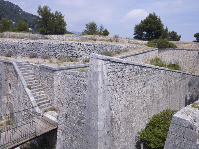 Enveloppe : fossé et revêtement sud de la caponnière (7) et de la batterie.
