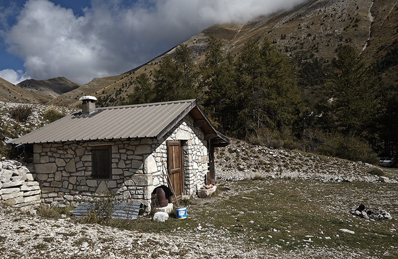 Cabane implantée sur un replat (Clauvas, Thorame-Basse).