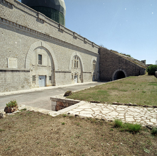 Façade monumentale des casernes casematées, vue de la terrasse de la cour-passage; à droite, le débouché de la porte d'entrée.