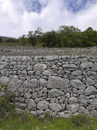 Mur de soutènement de la troisième terrasse agricole.