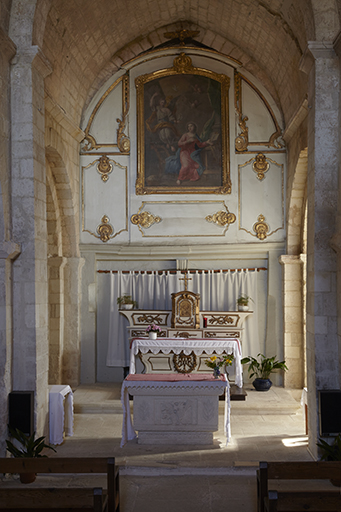 Ensemble du maître-autel : degré d'autel, autel, tabernacle, deux gradins d'autel, lambris de hauteur, tableau d'autel