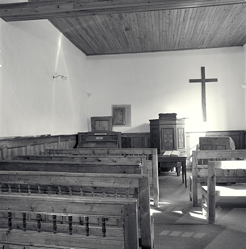 Intérieur. Vue d'ensemble prise vers la chaire.