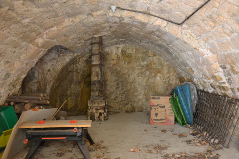 bastide, blanchisserie et séchoir à figue, puis moulins à huile et à ressence, actuellement logement