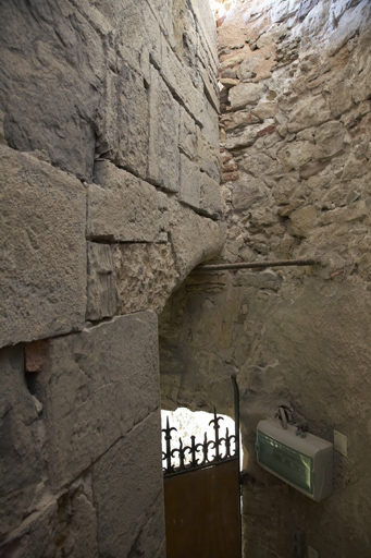 Haut de l'escalier tournant à mur-noyau dans l'angle de l'aile droite du parados.