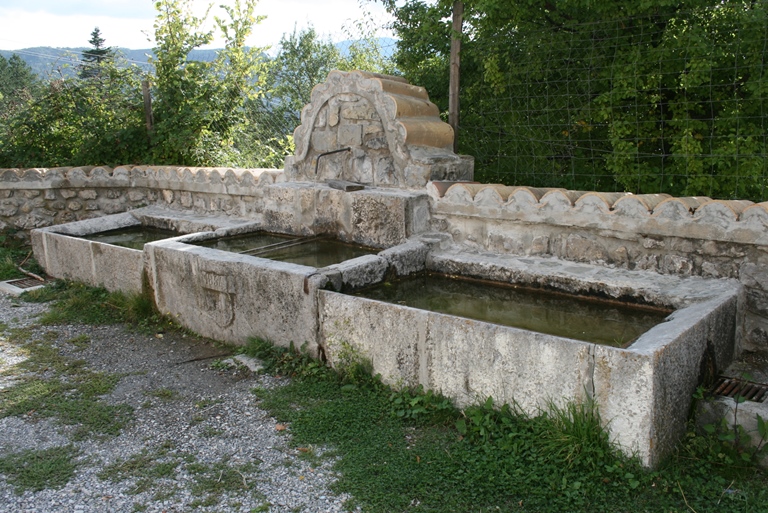 Chaudon-Norante. Fontaine-lavoir de la Clappe. Disposition symétrique des bassins du lavoir de part et d'autre du bassin central de la fontaine.